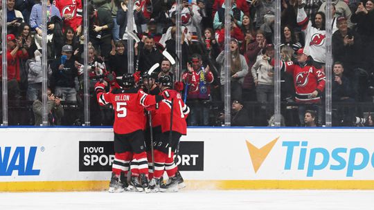 Praha privítala NHL. Slováci sa v prvom zápase tohto ročníka tešia z triumfu