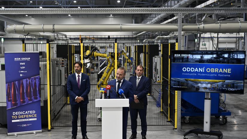 Na snímke zľava podpredseda vlády SR a minister...
