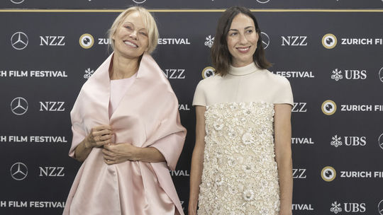 Herečka Pamela Anderson (vľavo) a režisérka Gia...