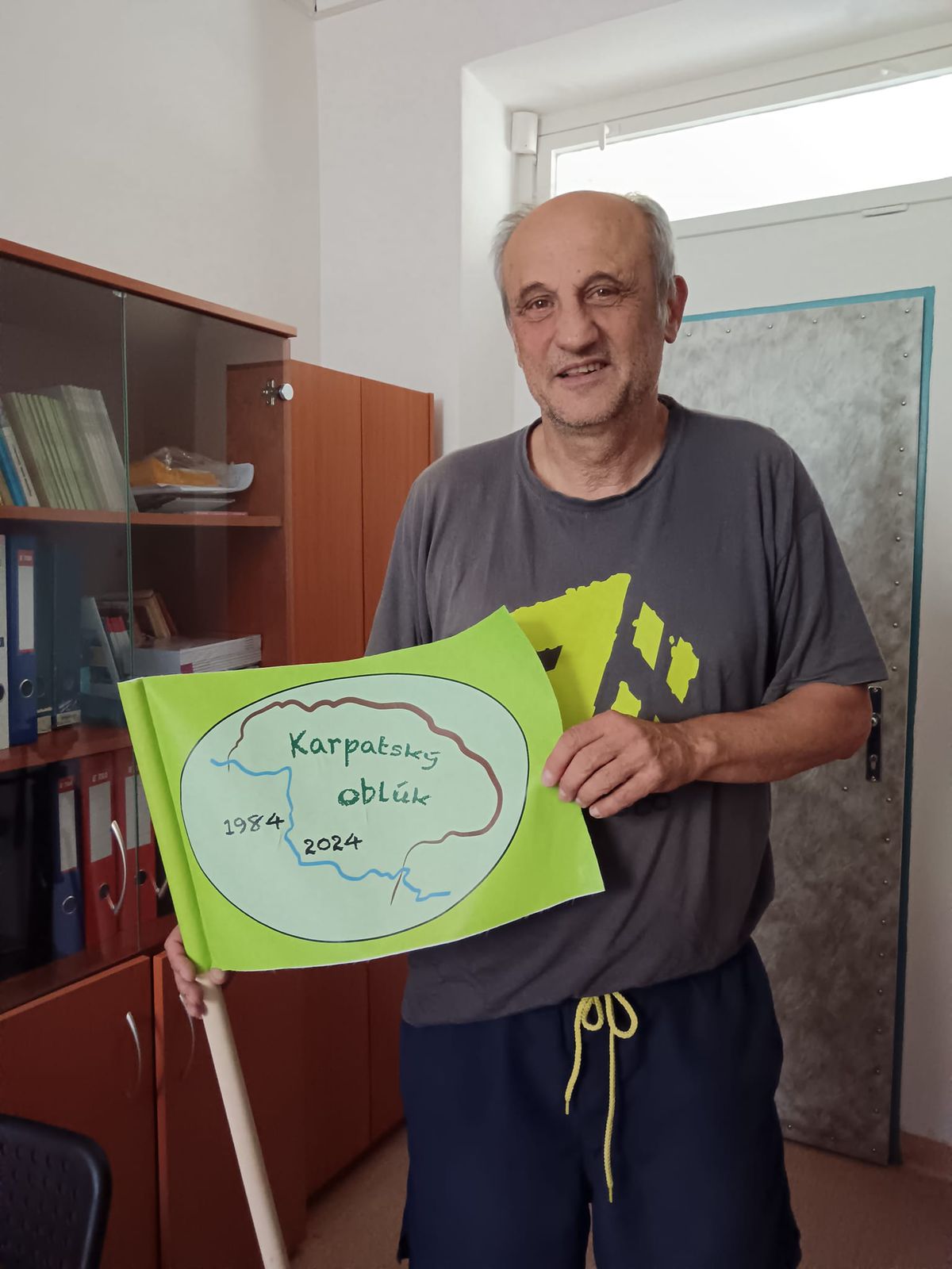 Svetozár Krno s vlajkou expedície tesne pred...