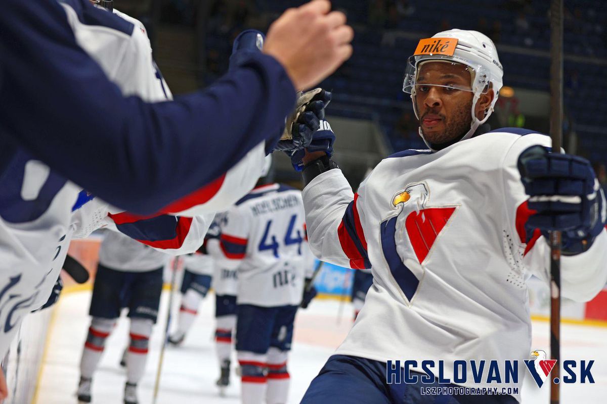 Sena Acolatse v drese HC Slovan Bratislava.