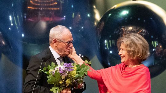 Herečka Emília Vášáryová gratuluje svojmu...