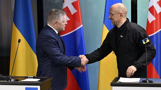 Na snímke zľava predseda vlády SR Robert Fico a...