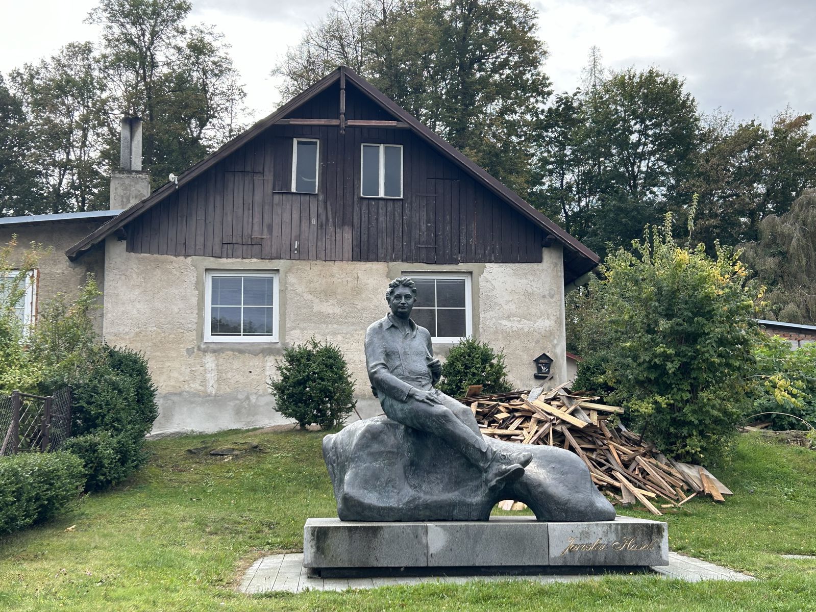 Socha Jaroslava Haška v Lipnici nad Sázavou.