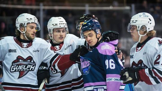 Zlomená sánka a vybité zuby súpera ho dobehli. Slovenskej hokejovej nádeji v zámorí zavreli dvere