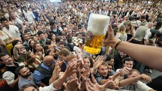 Návštevníci naťahujú ruky za prvými pohármi...