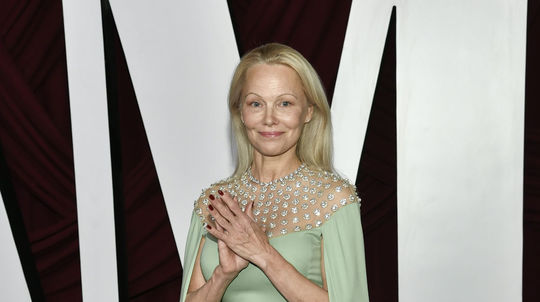 Herečka Pamela Anderson na vyhlásení cien...