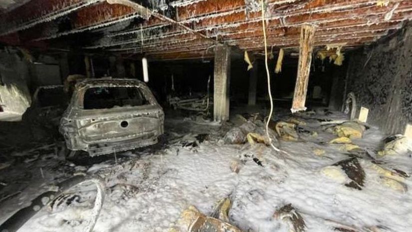 Tesla - požiar v garáži na Floride