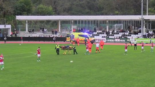 Tréner s hráčmi sa chytali za hlavu, mladý futbalista utrpel hororové zranenie. Zápas prerušili na štvrťhodinu, zasahovala sanitka
