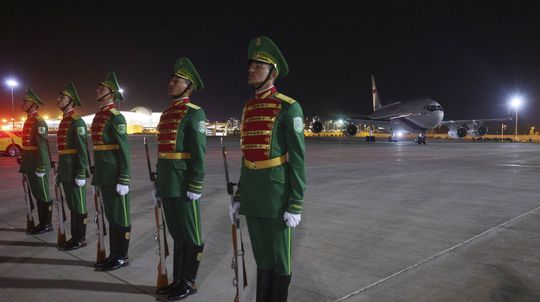 Členovia ruskej špeciálnej letky počas príletu...