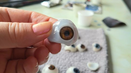 Takto sa drží v ruke oko. Vlastne, očná protéza. 