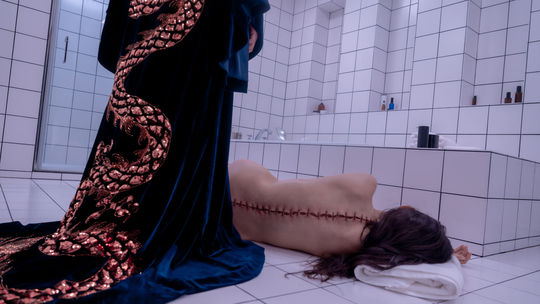 Sue (Margaret Qualleyová) a Elisabeth (Demi...