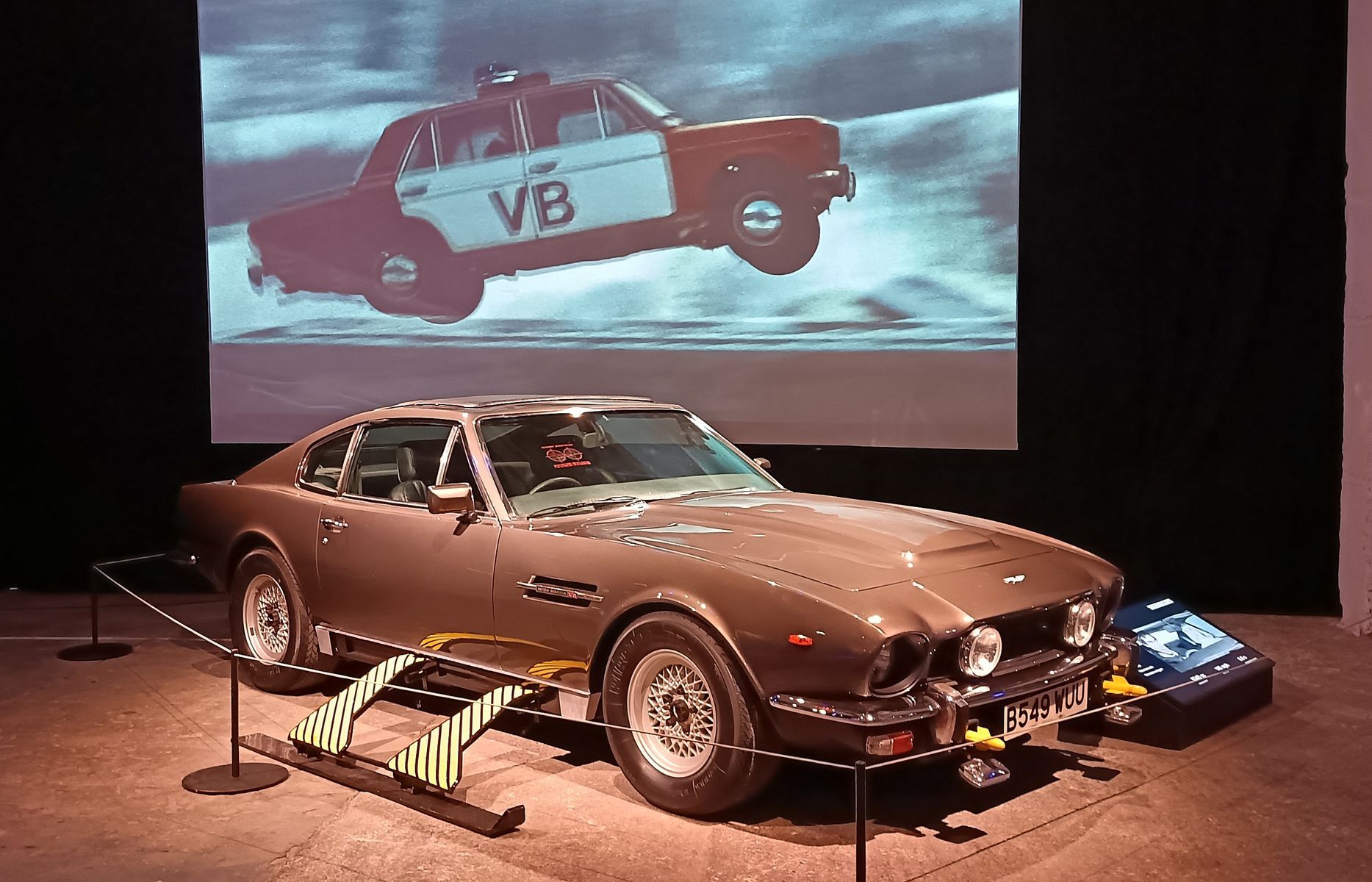 Aston Martin V8 z bondovky Dych života (1987),...