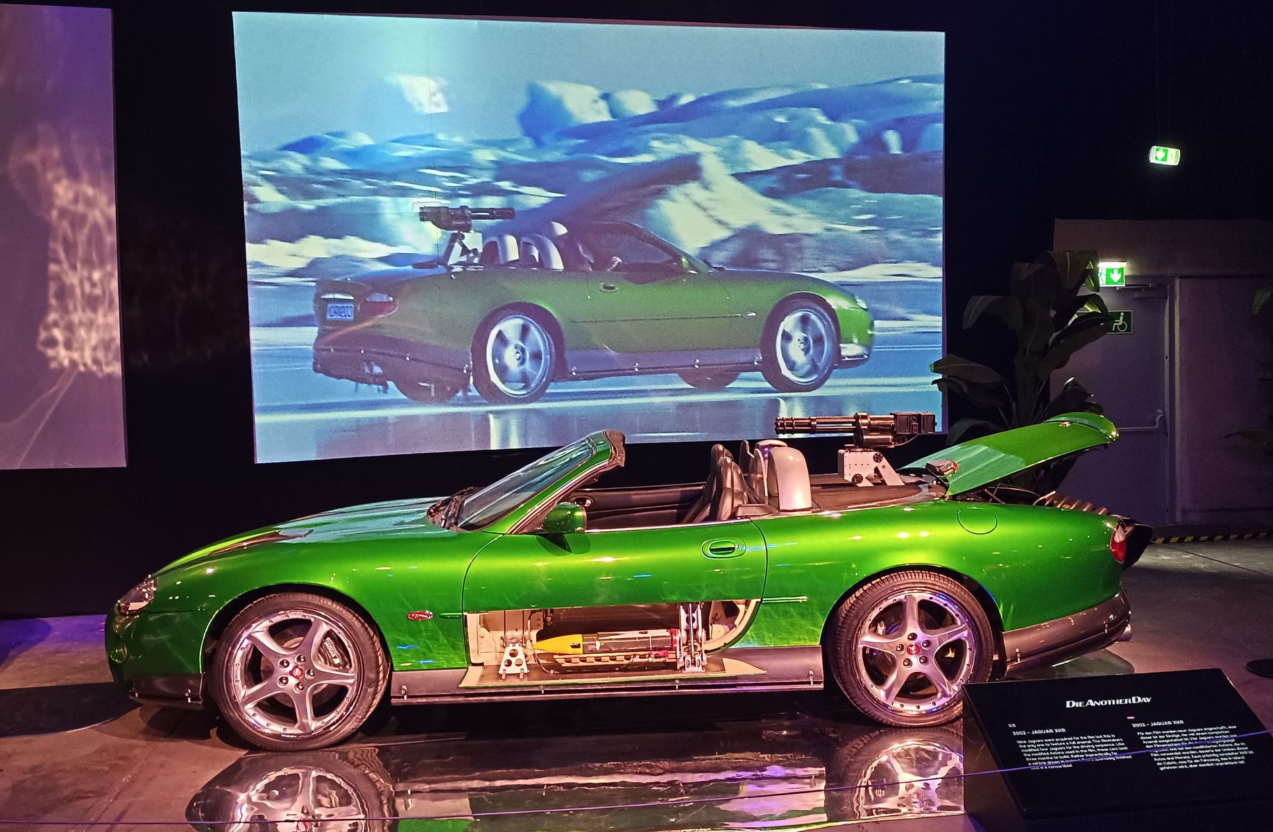 Jaguar XKR Convertible s plnou výzbrojou rakiet...