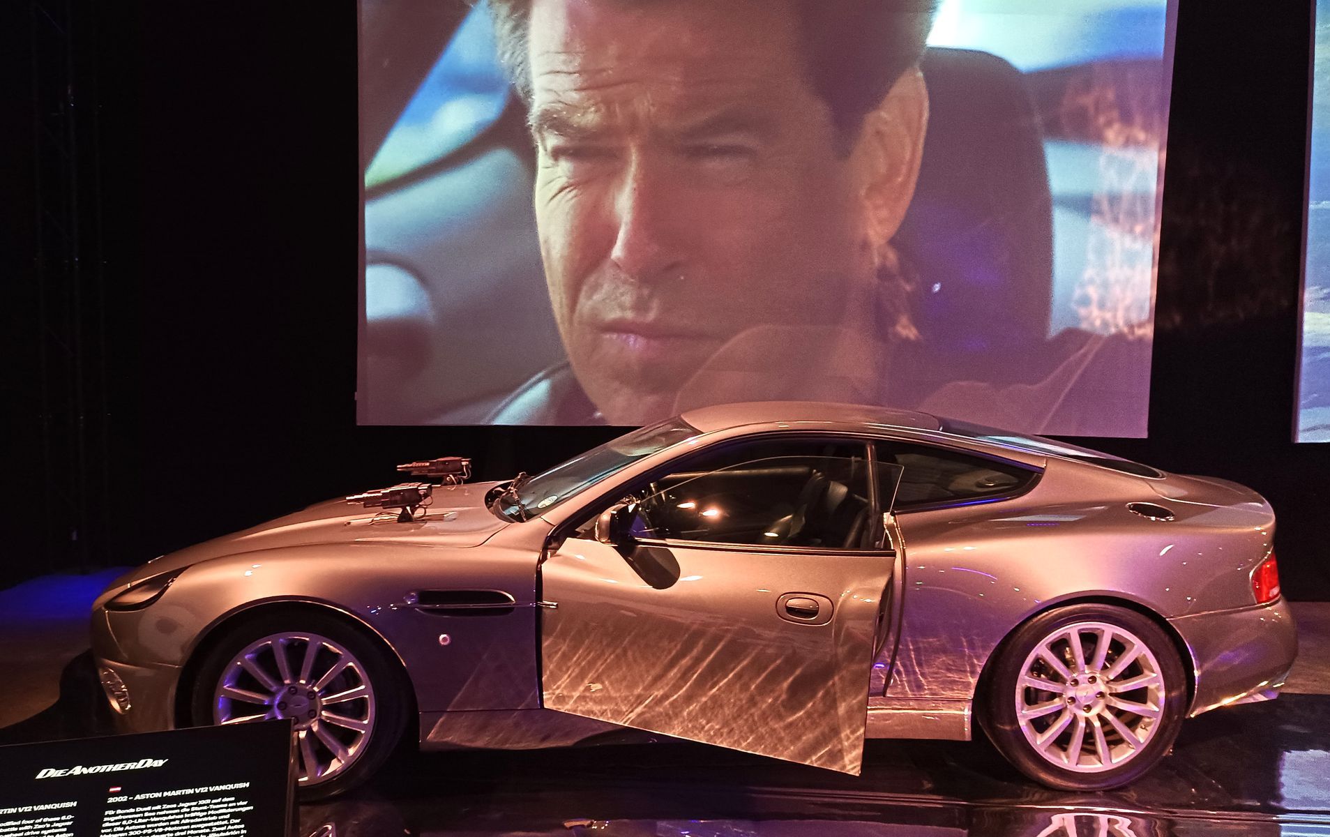Pierce Brosnan sa v tomto krásavcovi značky...