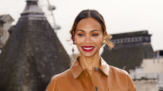 Herečka Zoe Saldana v kreácii Saint Laurent na...