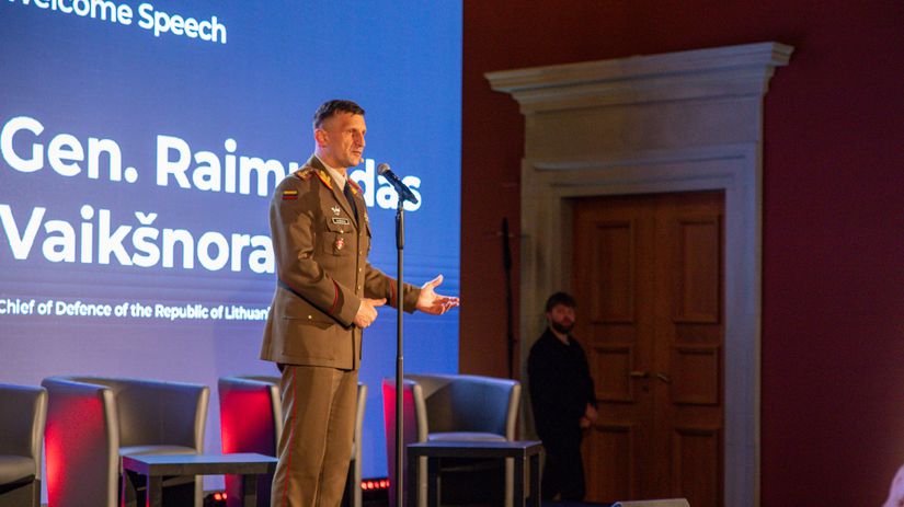 Generál Raimundas Vaikšnoras - náčelník...