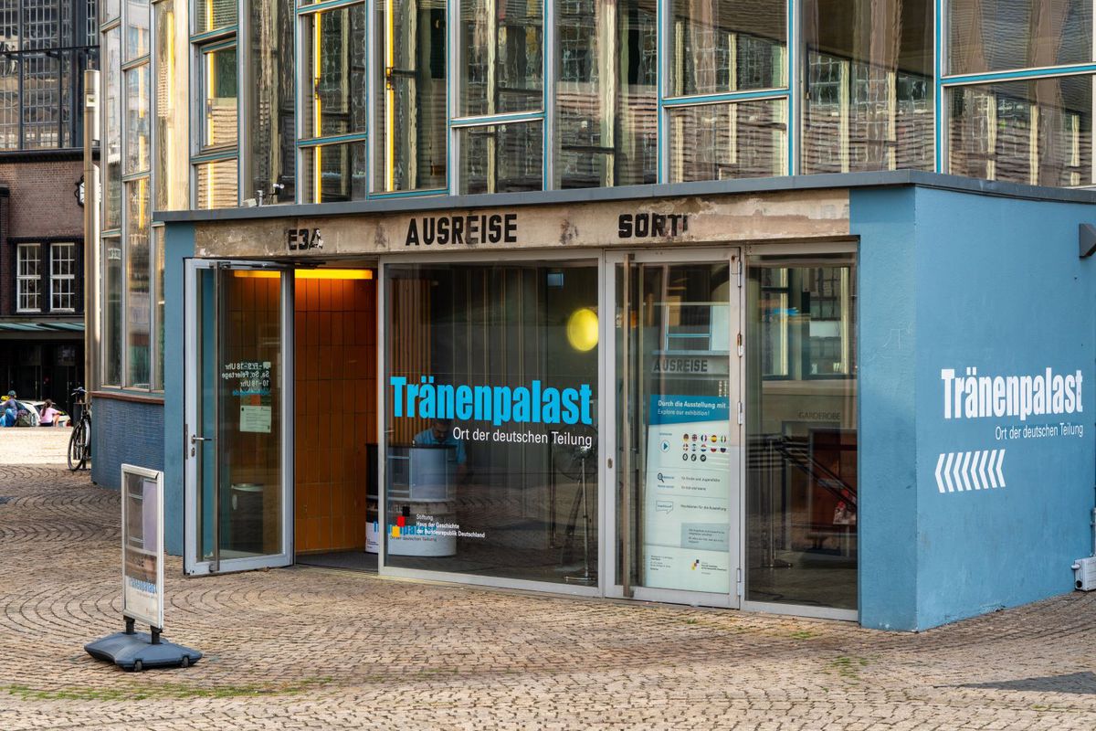 Tränenpalast v Berlíne na snímke zo súčasnosti....