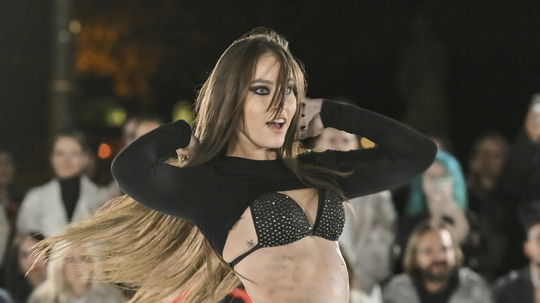 Modelka na prehliadke v rámci čierno-bieleho...