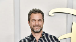 Joshua Jackson a Simone Ashley pristihnutí spolu