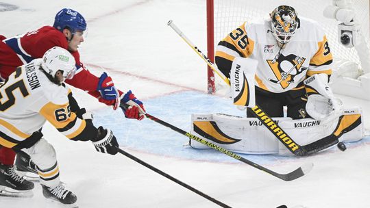 Nastavil hokejku a sňal klobúk pred kapitánom. Slafkovský sa tešil z prvého gólu v novej sezóne NHL