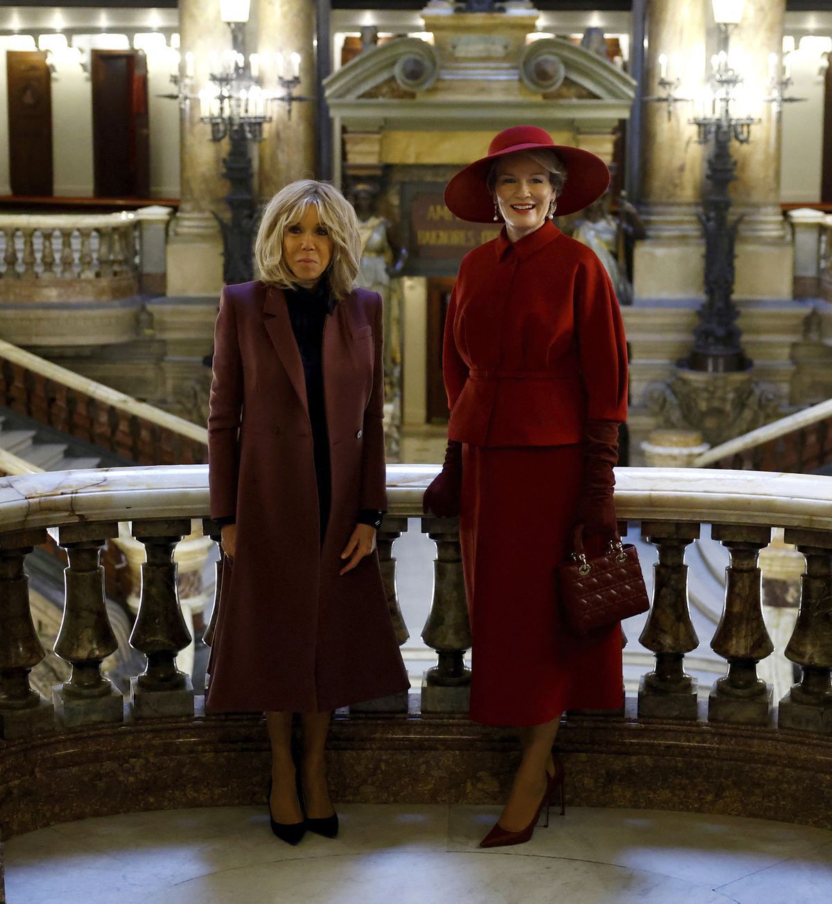 Brigitte Macron (vľavo) a beglická kráľovná...