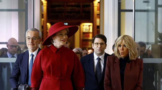 Prvá dáma Francúzska Brigitte Macron (vpravo) a...