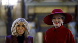 Brigitte Macron (vľavo) a beglická kráľovná Mathilde