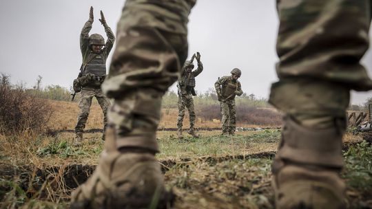 Ukrajinci obvinení z korupcie utekajú pred spravodlivosťou do armády. Čakajú, kým budú ich činy premlčané