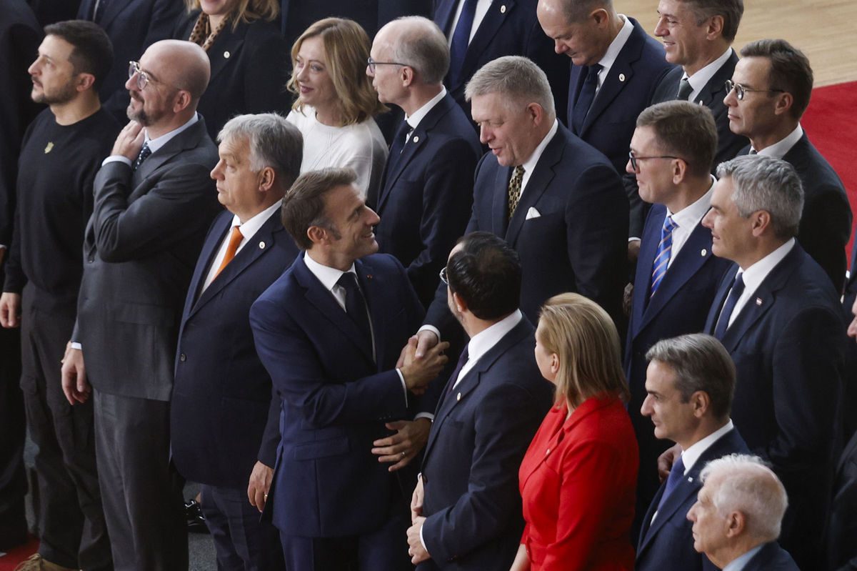 Francúzsky prezident Emmanuel Macron si podáva...