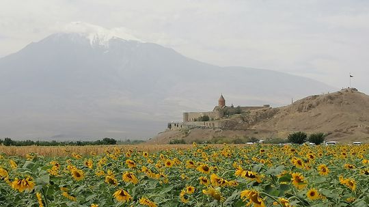 Ararat,  pred nim Chor Virap
