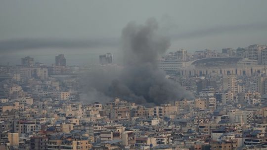 Izrael zaútočil na Libanon, zatiaľ čo v Paríži pokračovali diplomatické rokovania