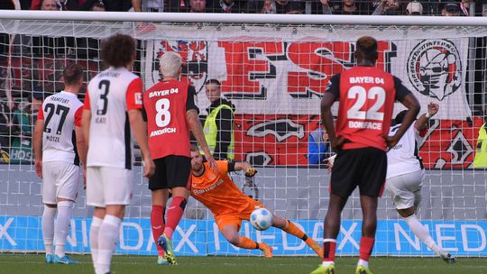 Hradecký sa zapísal do histórie Bundesligy. Bochum bez Bera opäť vyšiel naprázdno, Kane mal svoj gólový deň