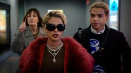 Skye Riley (Naomi Scottová) je veľká hviezda.