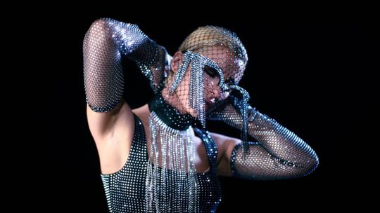 Skye Riley (Naomi Scottová) počas fotenia.