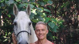 Austrálsky hasič pózujúci pre kalendár Australian Firefighter's Calendar.