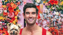 Austrálsky hasič pózujúci pre kalendár Australian Firefighter's Calendar.