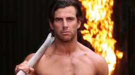 Austrálsky hasič pózujúci pre kalendár Australian Firefighter's Calendar.