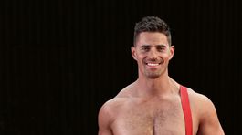 Austrálsky hasič pózujúci pre kalendár Australian Firefighter's Calendar.