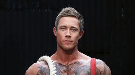 Austrálsky hasič pózujúci pre kalendár Australian Firefighter's Calendar.