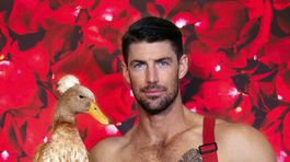 Austrálsky hasič pózujúci pre kalendár Australian Firefighter's Calendar.