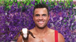 Austrálsky hasič pózujúci pre kalendár Australian Firefighter's Calendar.