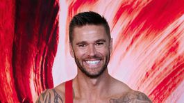 Austrálsky hasič pózujúci pre kalendár Australian Firefighter's Calendar.