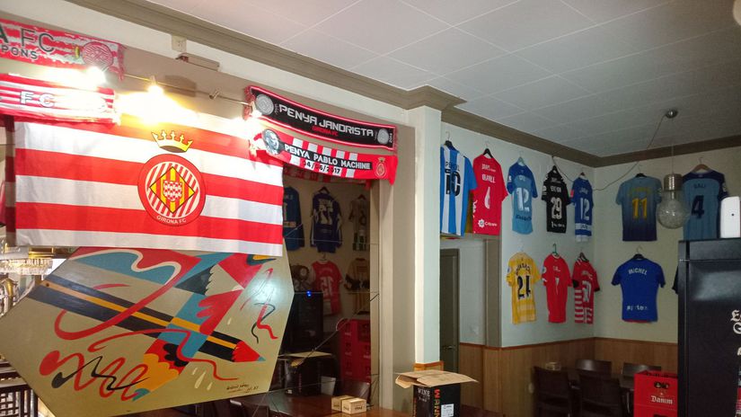 Kaviareň, alebo bar Pencil v centre Girony.