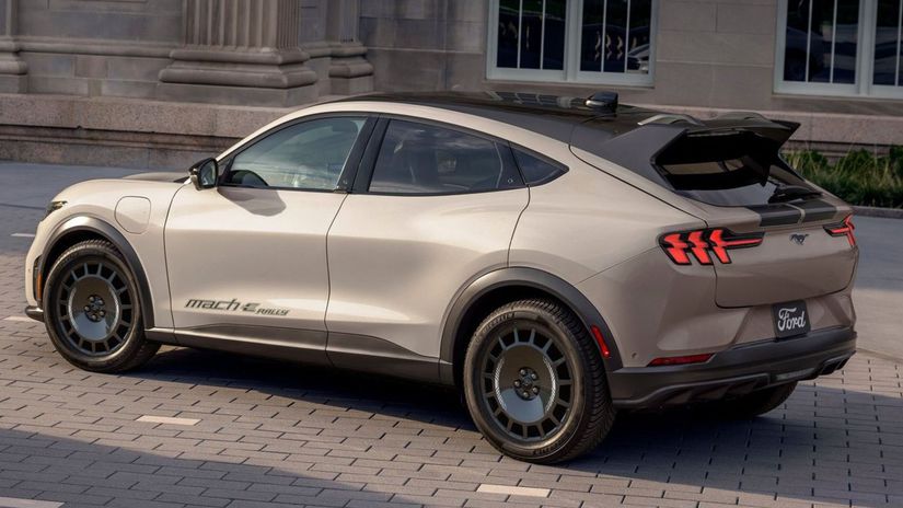 Vrcholom ostáva verzia GT s výkonom 358 kW.