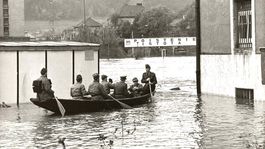 Čln na nábreží Hrona, ktorým sa vojaci...