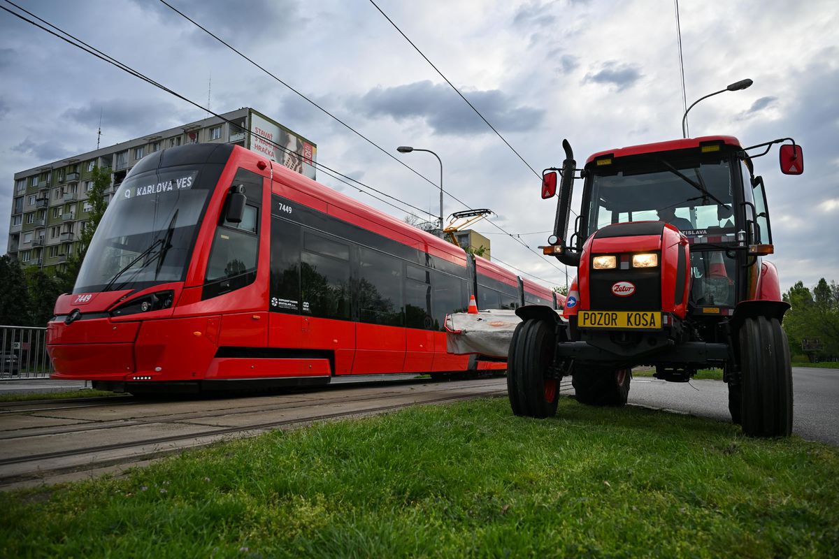 SR Bratislava električková trať trávnik kosenie...