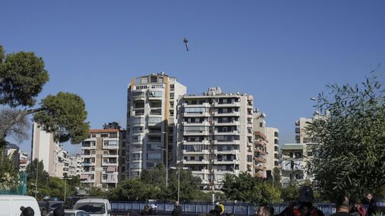 Bomba zhodená z izraelského lietadla letí v...