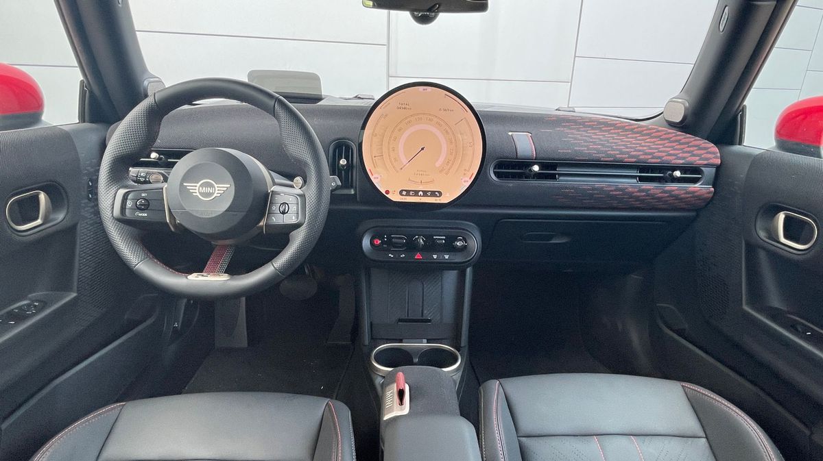 Interiér je výrazne prepracovaný a má prémiovú...