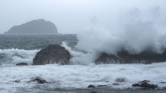 Najmenej 26 životov si na Filipínach vyžiadal tajfún Kalmaegi